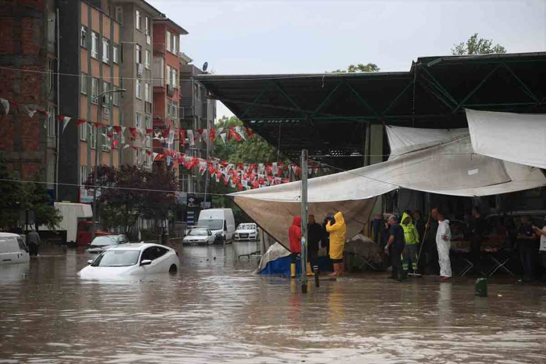 Ankara'da sağanak hayatı felç etti! 17