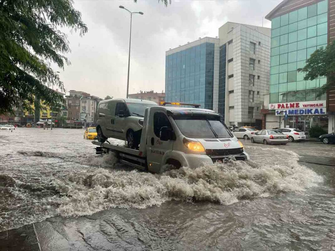 Ankara'da sağanak hayatı felç etti! 2