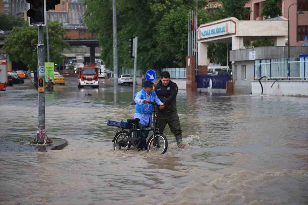 Ankara'da sağanak hayatı felç etti! 7