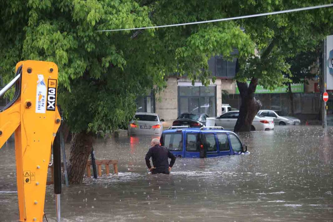 Ankara'da sağanak hayatı felç etti! 9