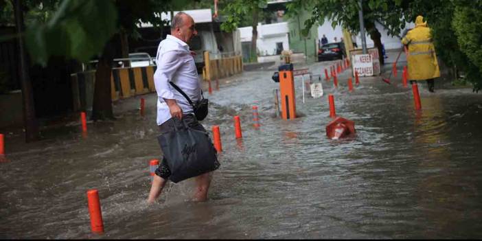 Ankara'da sağanak hayatı felç etti!