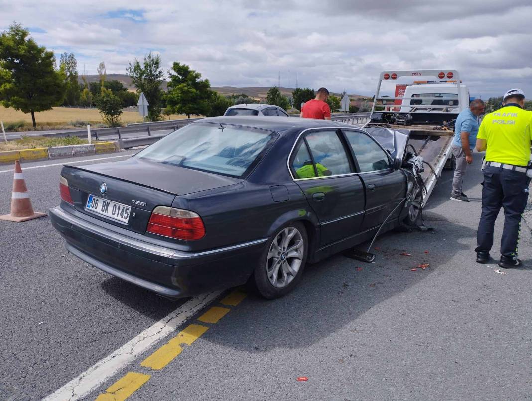 Ankara'daki kazada otomobil kağıt gibi ezildi 4