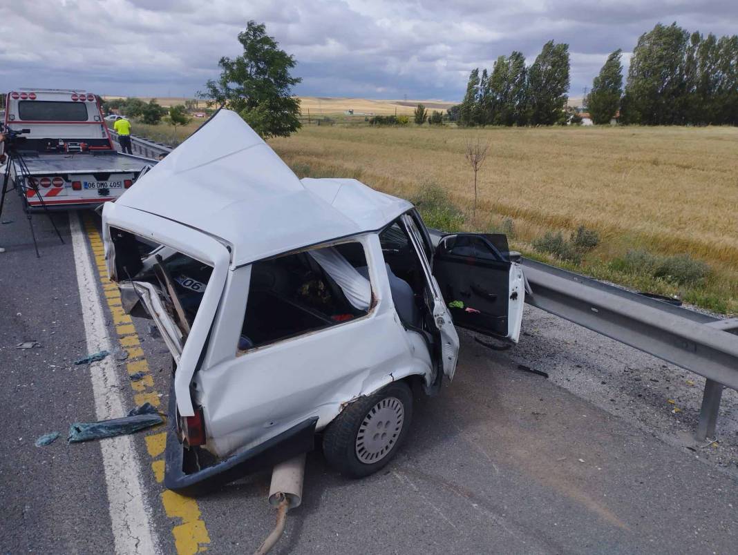 Ankara'daki kazada otomobil kağıt gibi ezildi 9