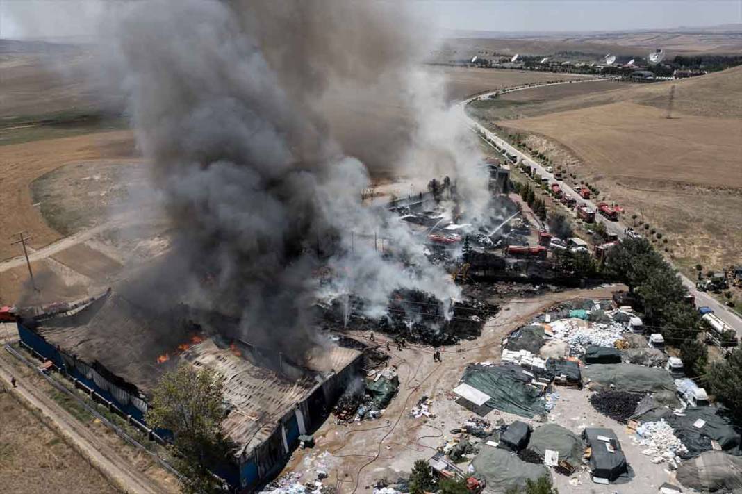 Ankara'da yatak fabrikasında çıkan yangın 1