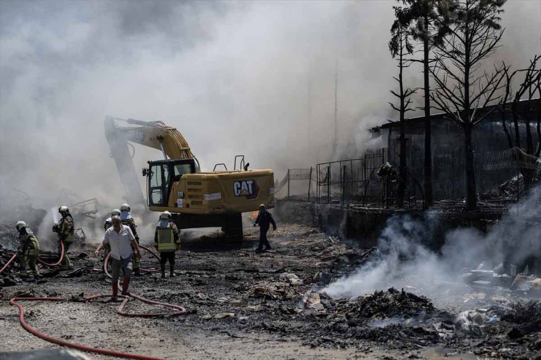 Ankara'da yatak fabrikasında çıkan yangın 12