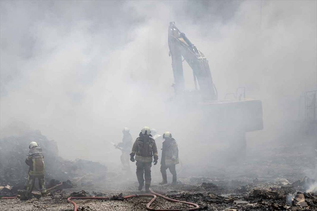 Ankara'da yatak fabrikasında çıkan yangın 14