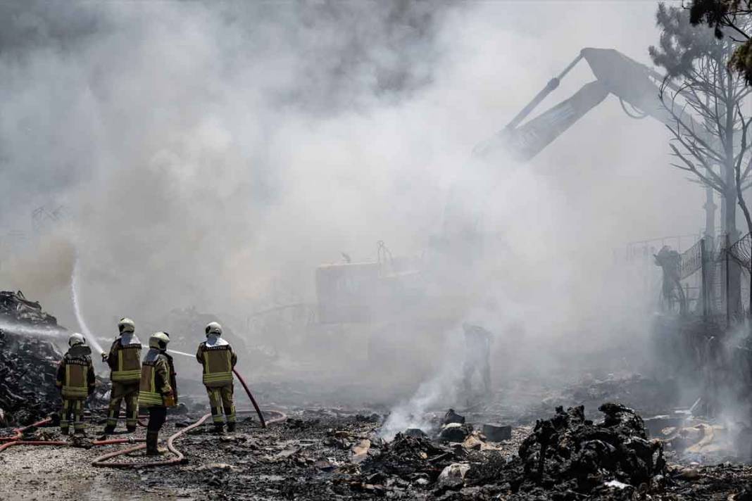 Ankara'da yatak fabrikasında çıkan yangın 15