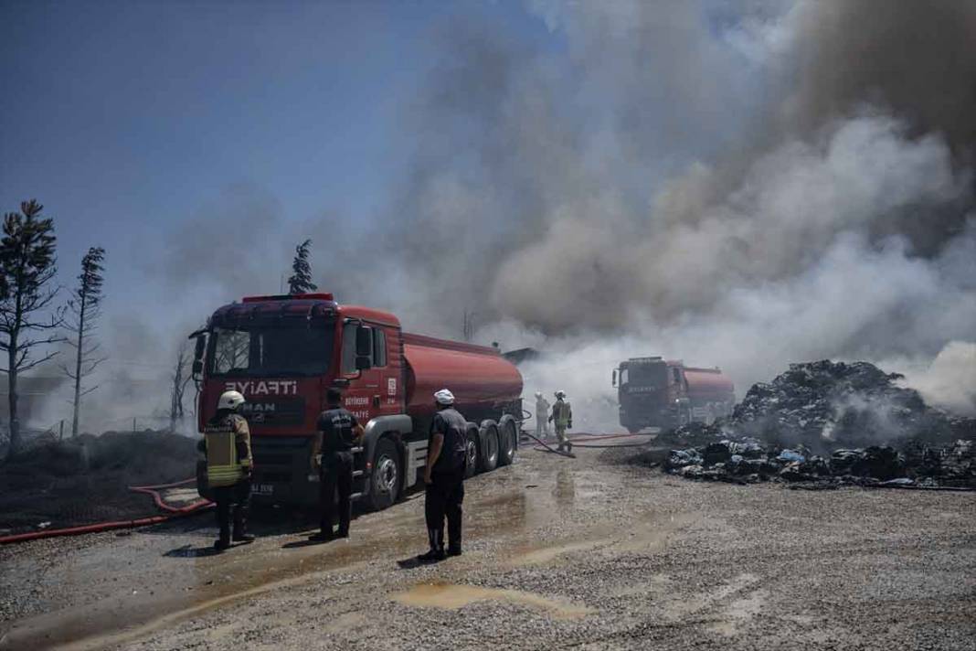 Ankara'da yatak fabrikasında çıkan yangın 16