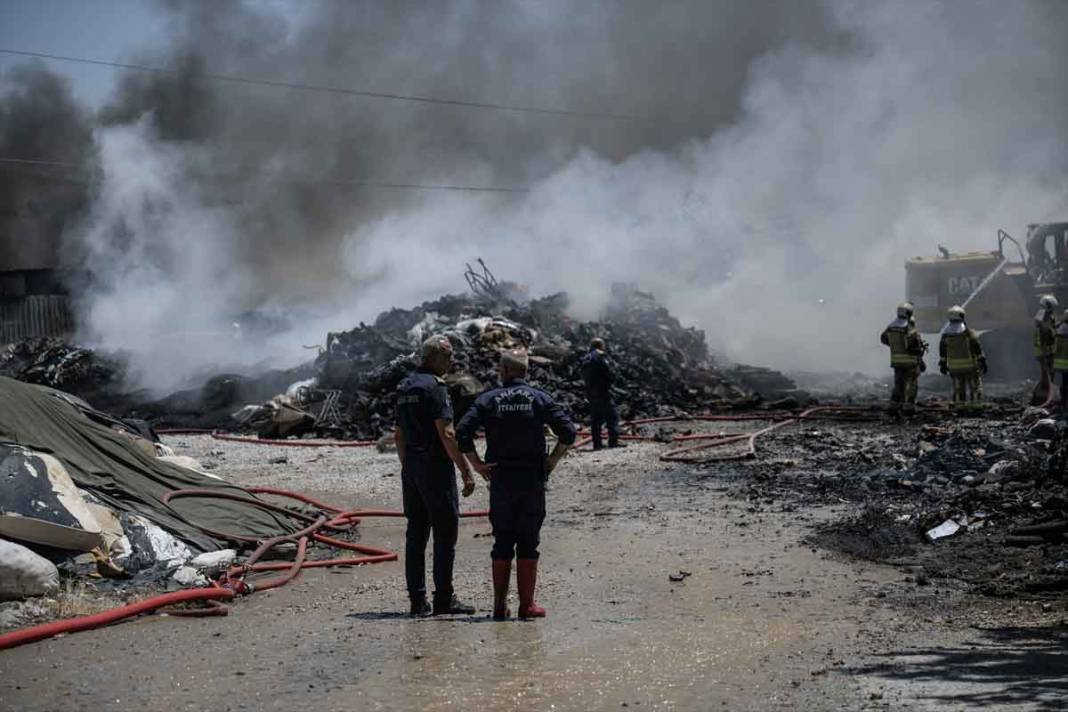 Ankara'da yatak fabrikasında çıkan yangın 17