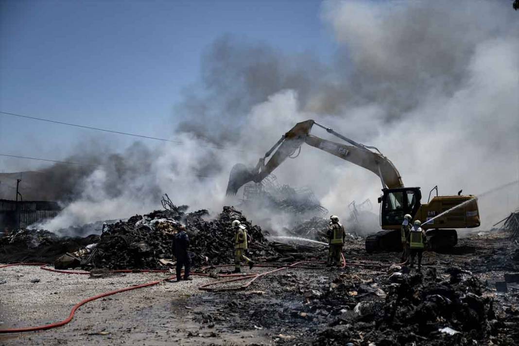 Ankara'da yatak fabrikasında çıkan yangın 18