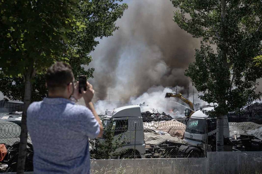 Ankara'da yatak fabrikasında çıkan yangın 21