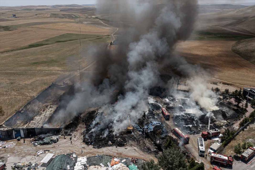 Ankara'da yatak fabrikasında çıkan yangın 8