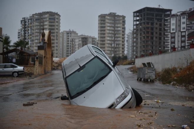 HAYATI FELÇ EDEN SEL FELAKATİNDEN KORKUNÇ MANZARALAR 11