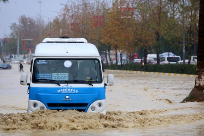 HAYATI FELÇ EDEN SEL FELAKATİNDEN KORKUNÇ MANZARALAR 12