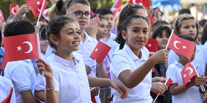 Okullarda ilk ders zili çaldı, milyonlarca öğrenci dersbaşı yaptı