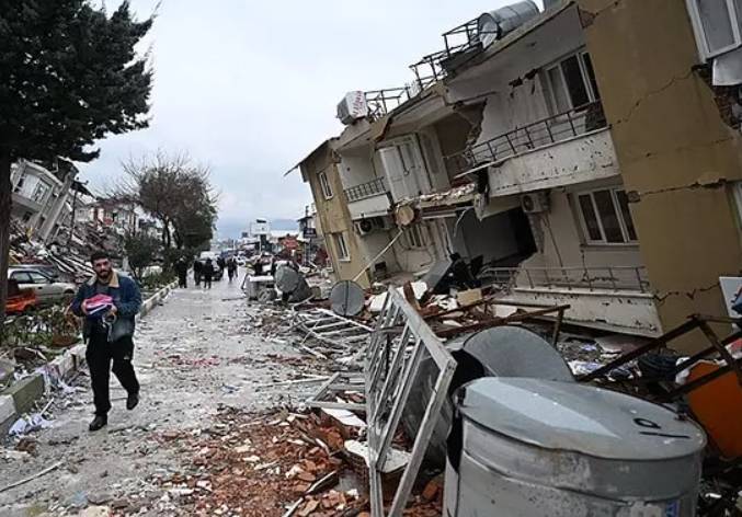 215 Gün Sonra Enkazdan İnsan Bulundu 1