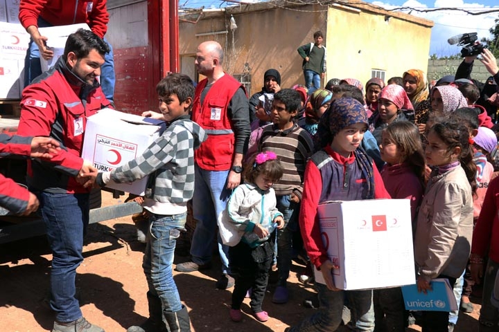 Türk askerinden Cinderesli sivillere şefkat eli 2