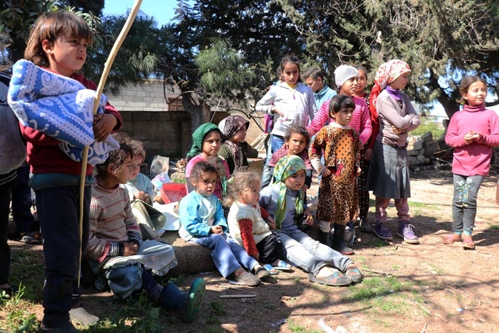 Türk askerinden Cinderesli sivillere şefkat eli 9