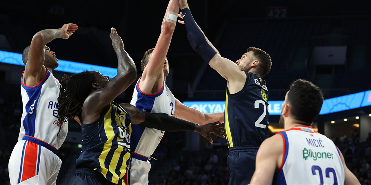 Anadolu Efes yarı final serisinde durumu 2-1 yaptı!