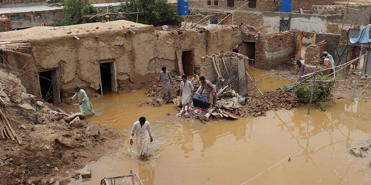 Pakistan’daki şiddetli yağışlar hayatı olumsuz etkiledi: Ölü sayısı 32’ye yükseldi