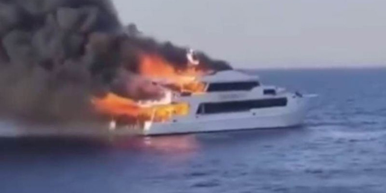 Mısır’da bir teknede yangın çıktı: 3 turist kayboldu