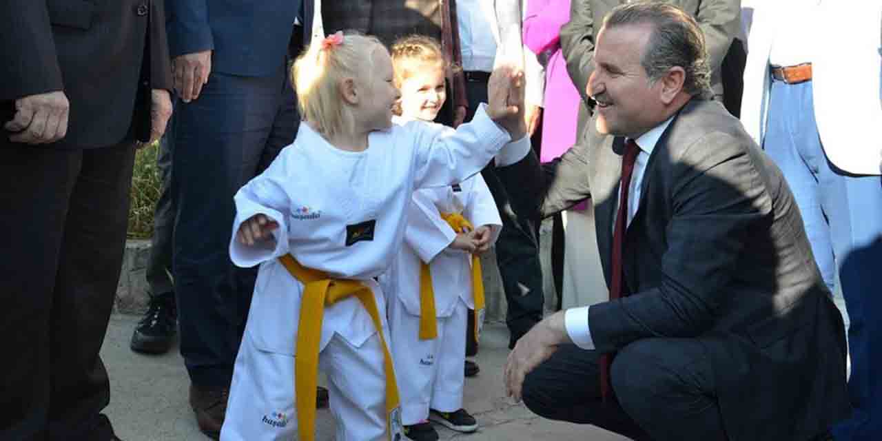 Aşkın Bak, öğrencileri spor okullarına davet etti