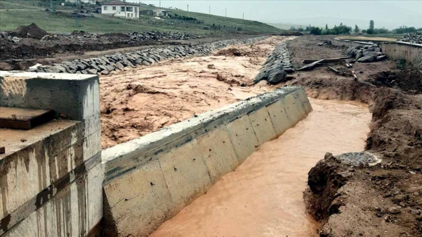 Kırıkkale'yi sağanak vurdu! Dereler taştı!