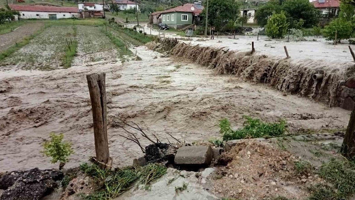 Ankara'nın Gölbaşı ilçesinde sağanak yağış su baskınlarına neden oldu! Dereler taştı! Evler sular altında kaldı!