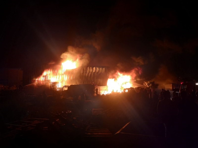 Mersin'de plastik fabrikasında yangın çıktı! Fabrika  alev alev yandı!