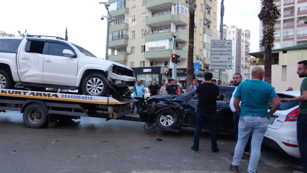 Adana'da feci olay! 3 otomobil zarar gördü!