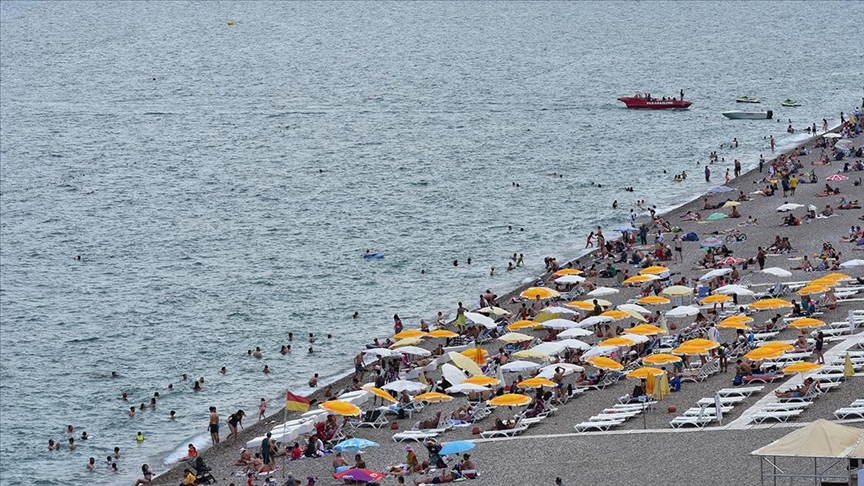 Antalya'da sahiller doldu taştı! Vatandaşlar güneşin tadını çıkarıyor