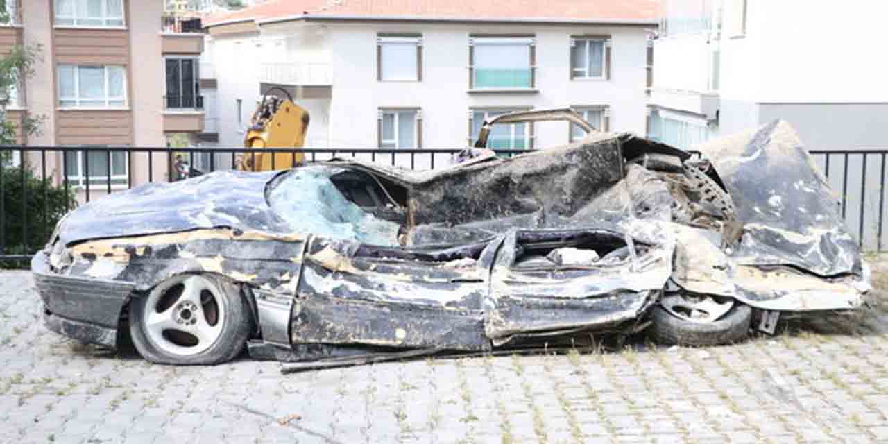 Ankara'da toprak kayması: Otomobil hurdaya döndü