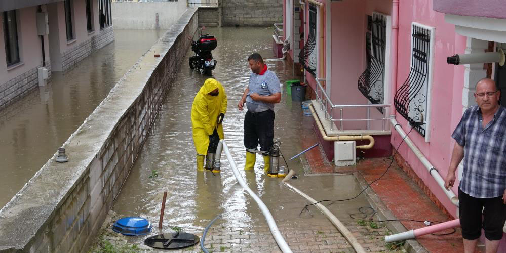 Tokat'ta sağanak yağış nedeniyle 27 ev ve iş yeri sular altında kaldı