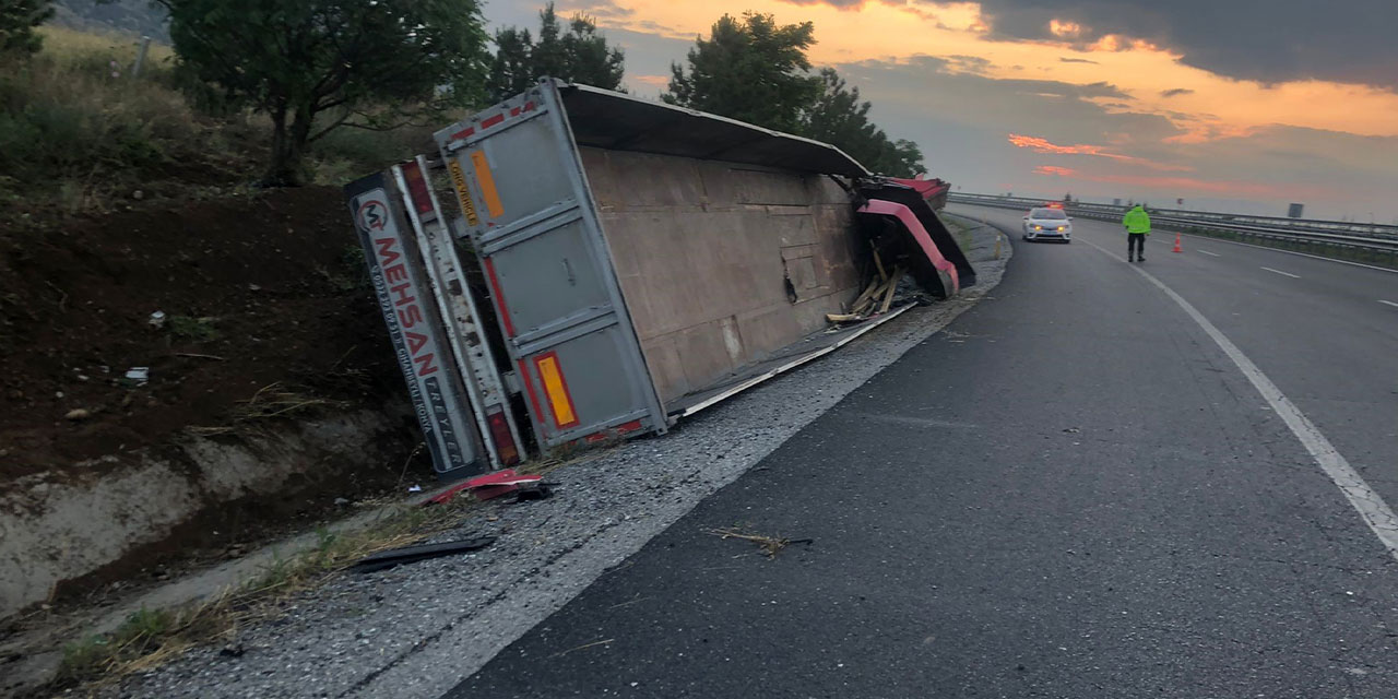 Otobüsle tır kafa kafaya çarpıştı: 2 ölü, 6’sı ağır 20 yaralı