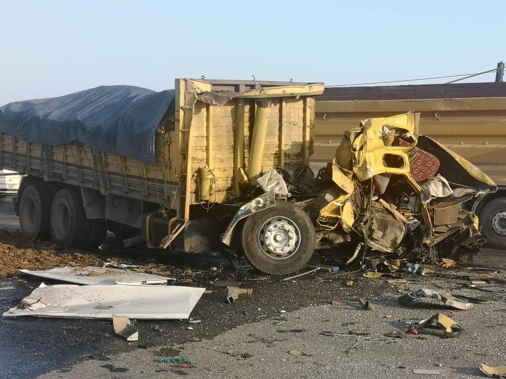 Mersin'de feci kaza! Otobüs önce tıra  sonra kamyona çarptı: 2 ölü