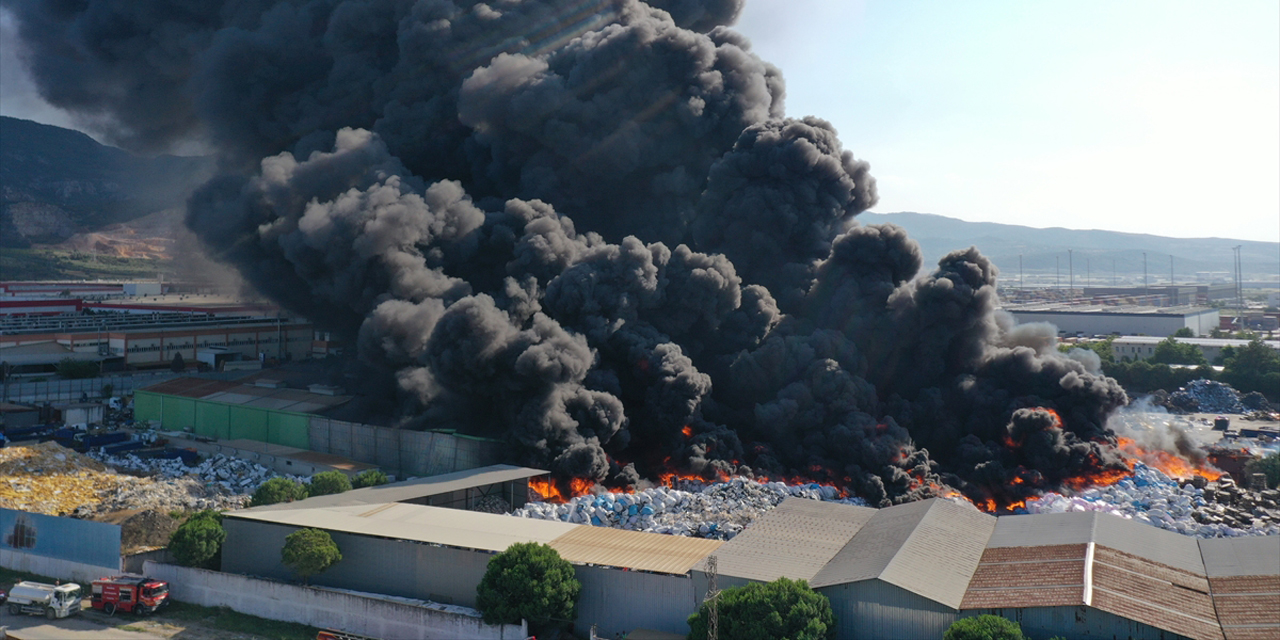 Manisa Muradiye'de korkutan yangın: Hala söndürülemedi!