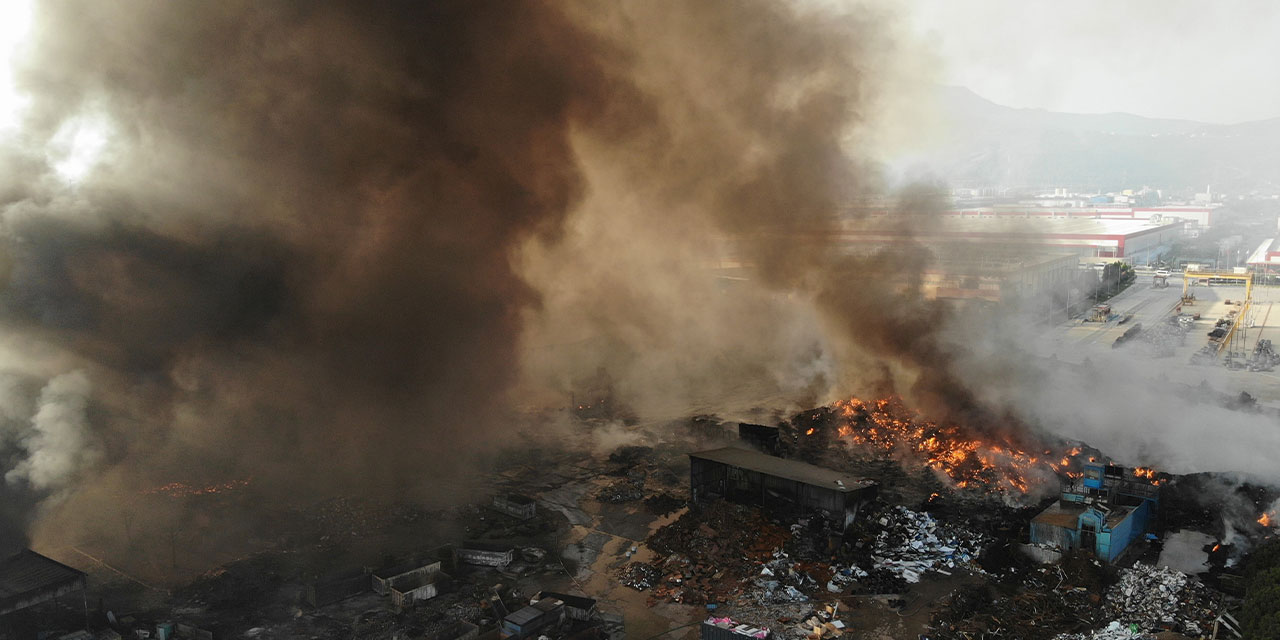 Manisa'daki fabrika yangını 16 saattir devam ediyor