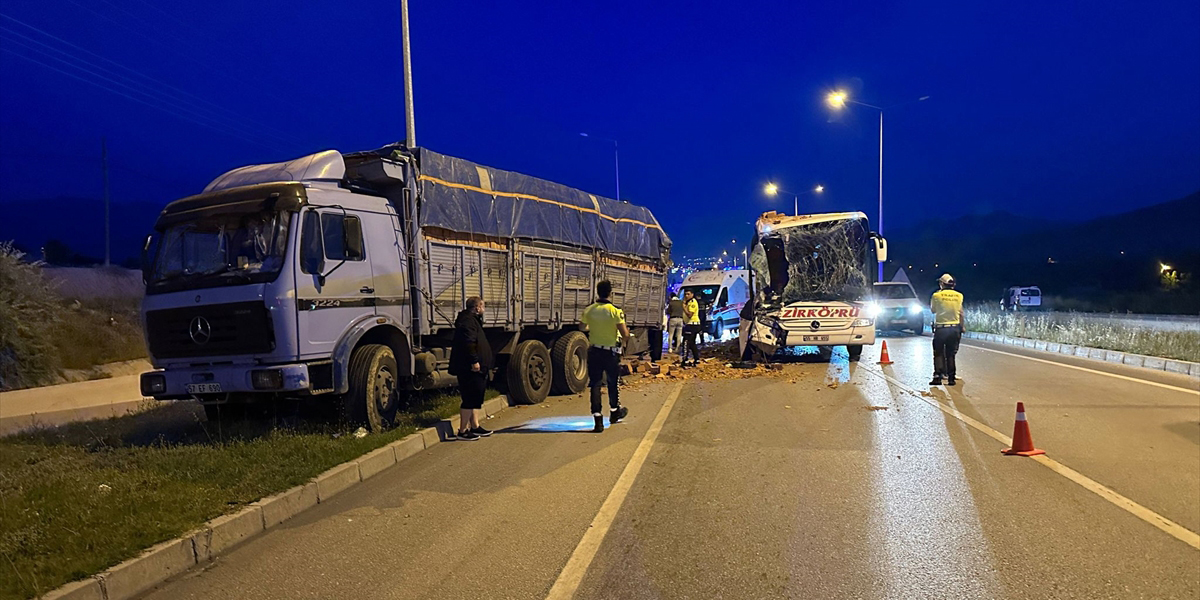 Çorum'da feci kaza: Yolcu otobüsü ile tuğla yüklü kamyon çarpıştı