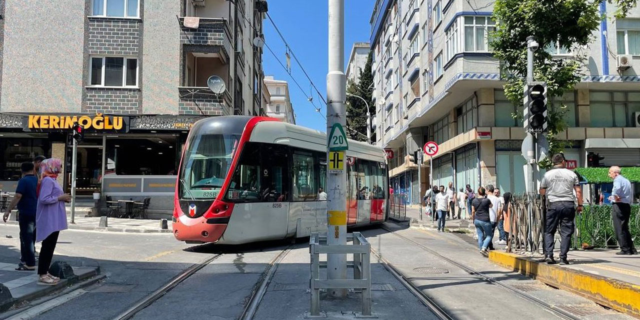 İstanbul’da tramvay raydan çıktı: Yolcular hemen tahliye edildi
