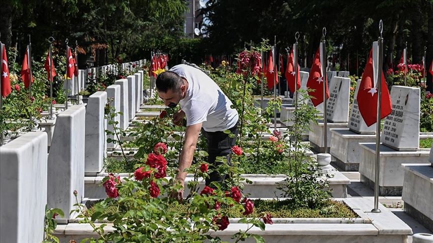 Şehit yakınları bayram arifesinde Cebeci Askeri Şehitliği'ni ziyaret etti