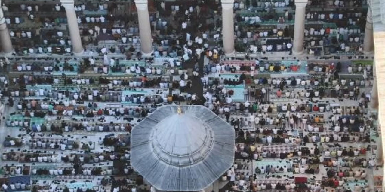 Fatih Camii Bayram namazında doldu, taştı