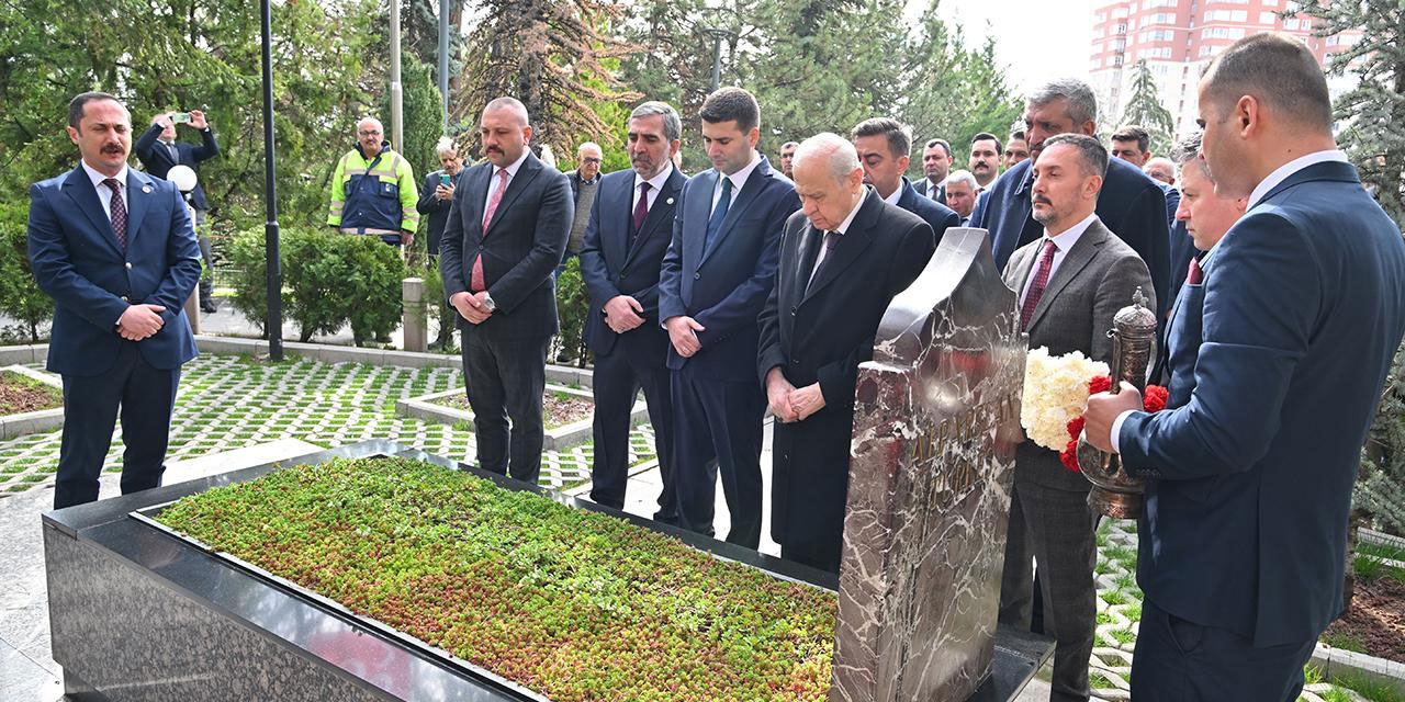 Devlet Bahçeli, Alparslan Türkeş'e kabir ziyaretinde Kılıçdaroğlu’na tepki gösterdi
