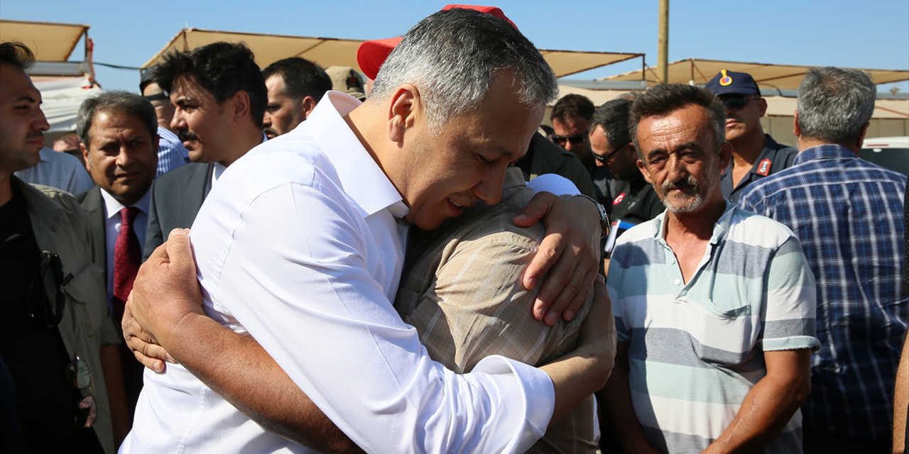 Ali Yerlikaya Gaziantep’te  depremzedelerle bayramlaştı