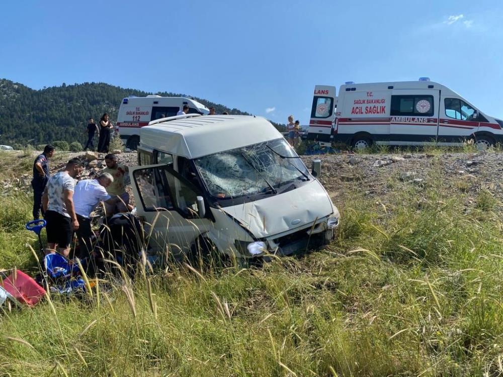 Antalya'da feci kaza! Minibüs şarampole uçtu!