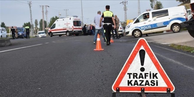 İzmir'de korkunç kaza! Minibüsle otomobil çarpıştı: 4 ölü