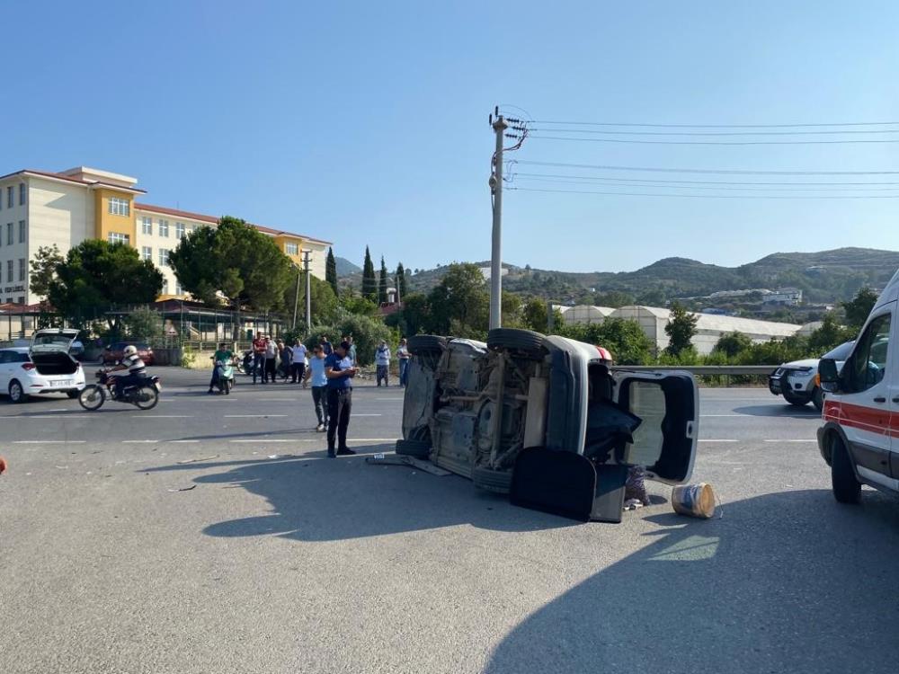 Antalya'da korkunç kaza! Otomobil uçtu!