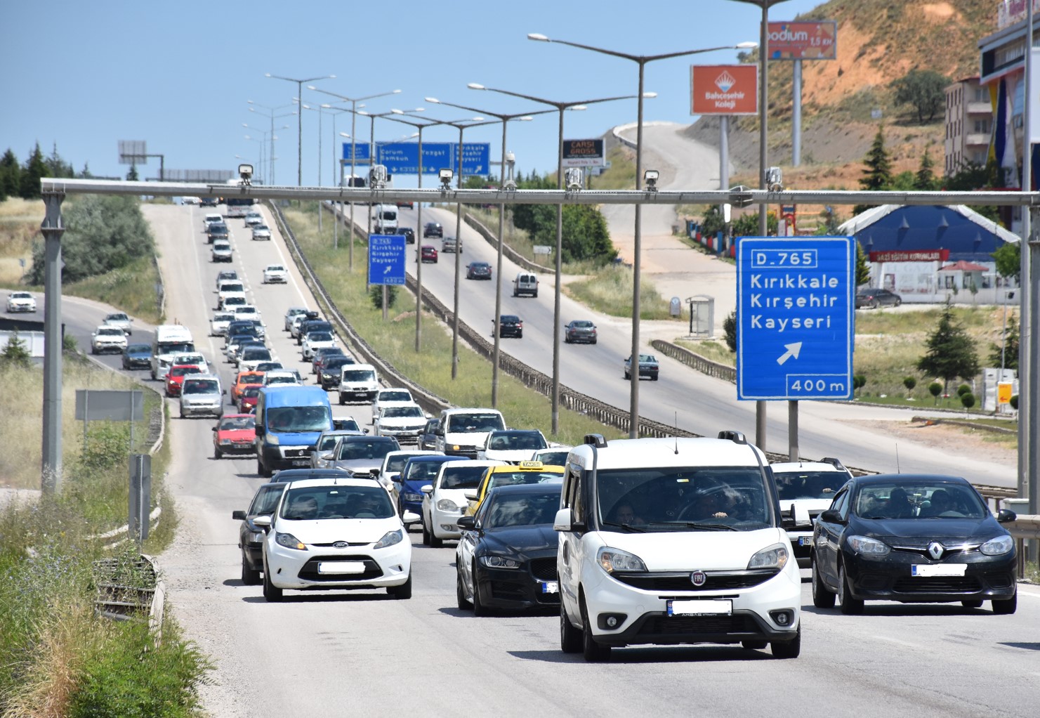 Ankara-Kırıkkale  yolunda trafik yoğunluğu yaşanıyor