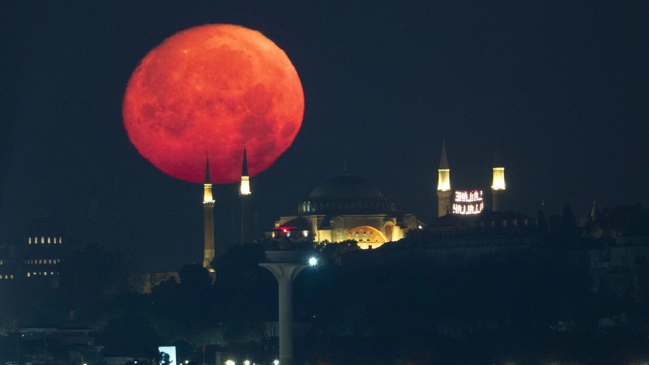 İstanbul'da dolunay manzarası