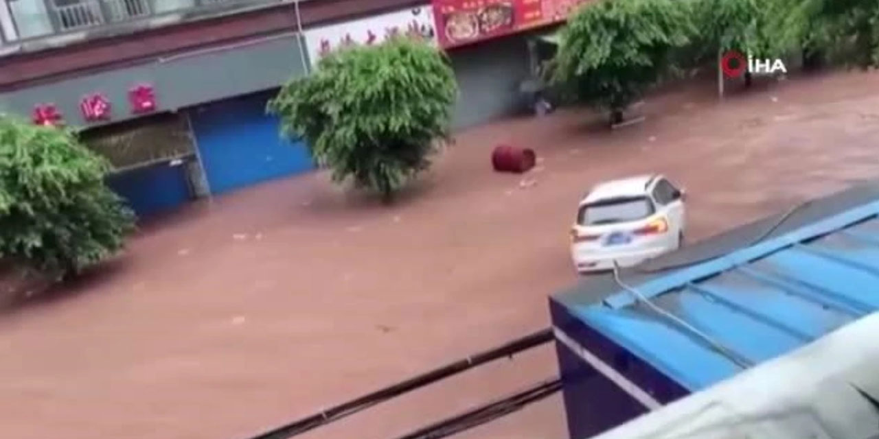 Çin’deki sel ulaşımı aksattı! Demir yolu köprüsü çöktü