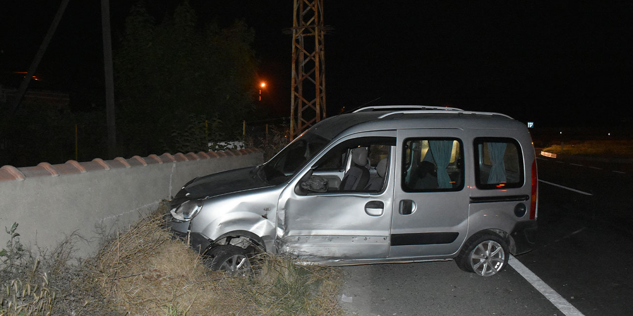 Tosya’da D100’de iki araç çarpıştı: 3 yaralı